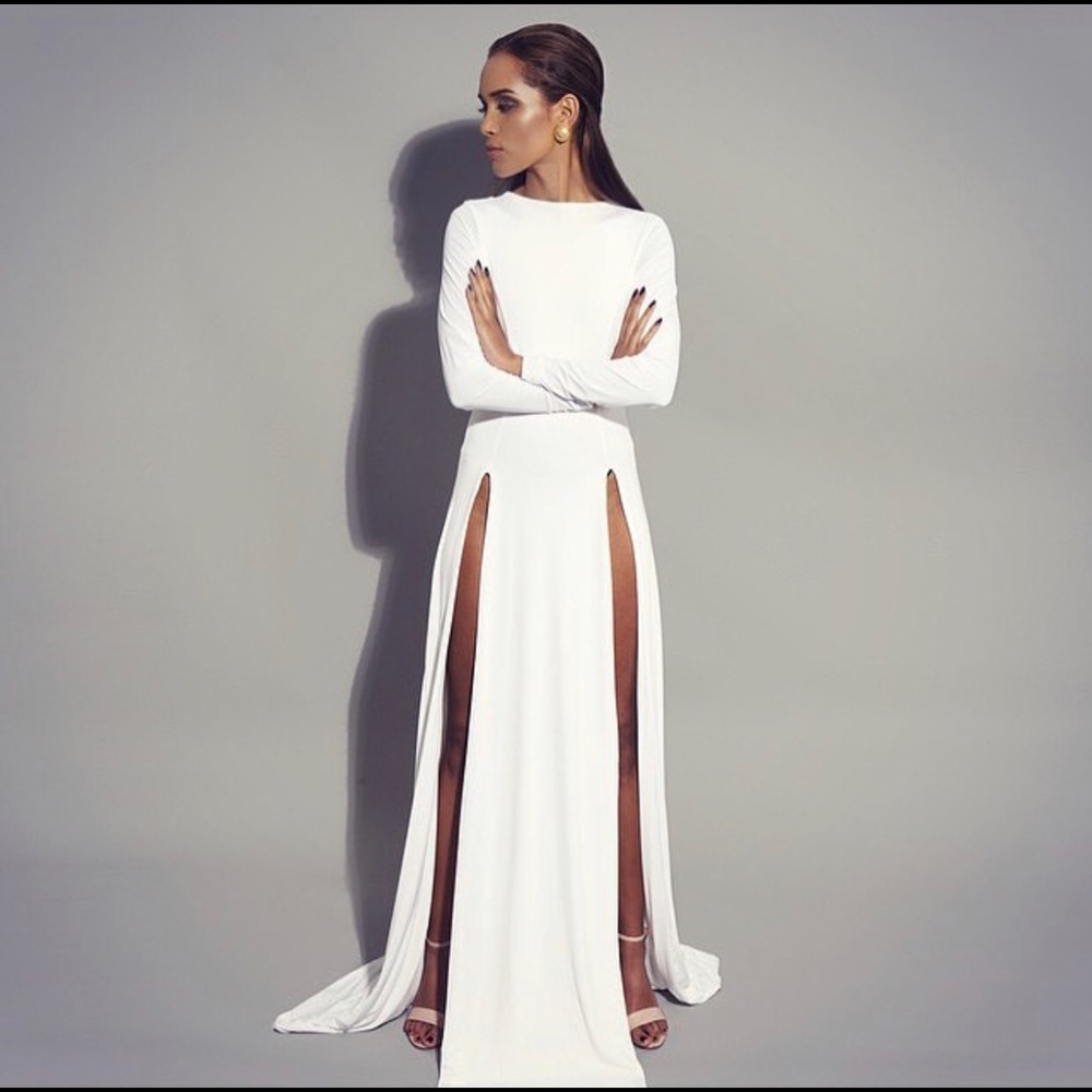 WHITE HIP HIGH SLIT GOWN ⁂